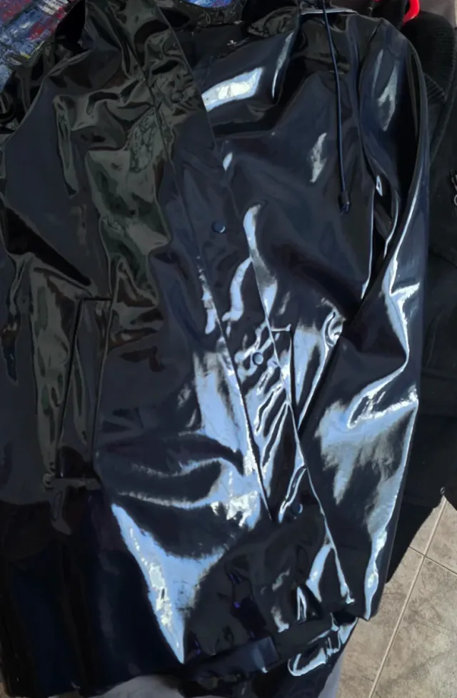 Chubasquero brillante azul