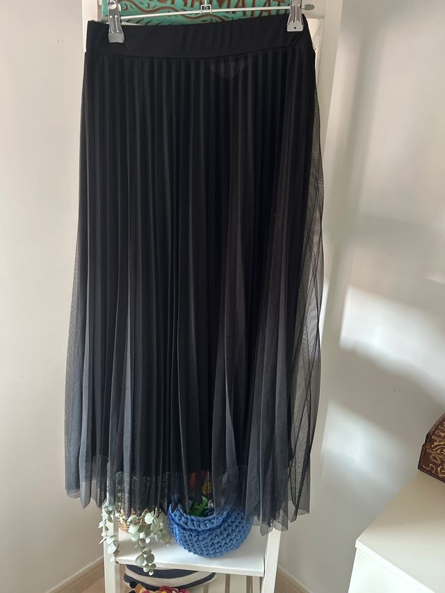 Falda larga negra plisada de tul