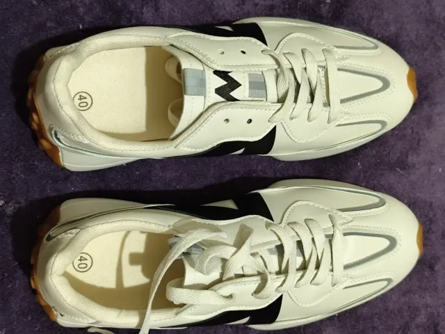 Zapatillas deportivas blancas y negras talla 40