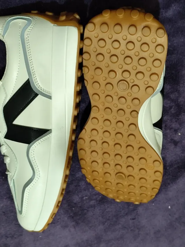 Zapatillas deportivas blancas y negras talla 40