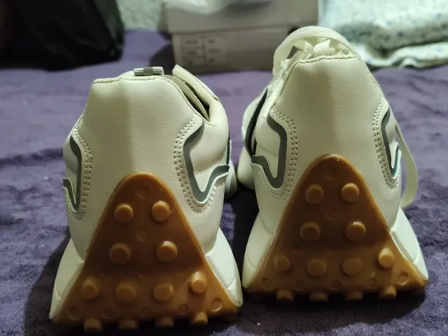 Zapatillas deportivas blancas y negras talla 40