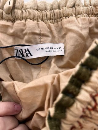 Falda Zara Beige y Roja Estampada