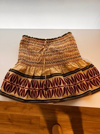 Falda Zara Beige y Roja Estampada