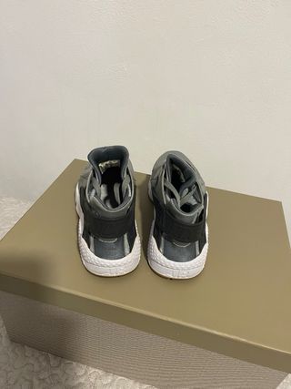 Zapatillas Nike Huarache Grises y Plateadas