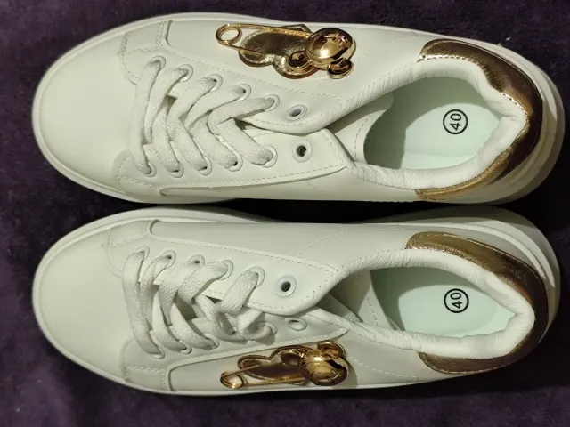 Zapatillas deportivas blancas y doradas talla 40