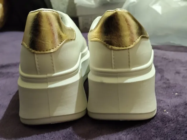 Zapatillas deportivas blancas y doradas talla 40