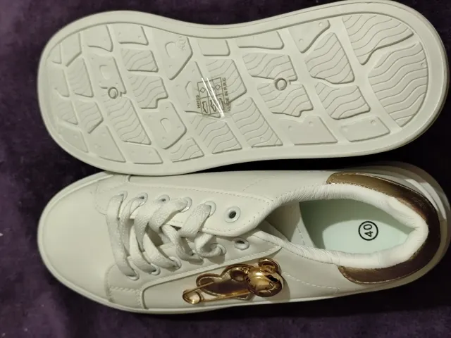 Zapatillas deportivas blancas y doradas talla 40