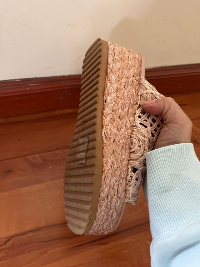 Sandalias cuña beige tejidas
