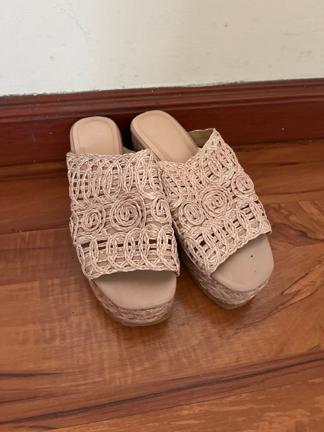 Sandalias cuña beige tejidas