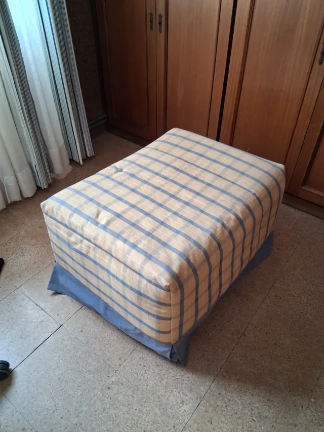 Puf plegable beige y azul