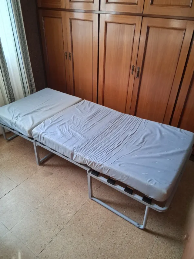 Puf plegable beige y azul