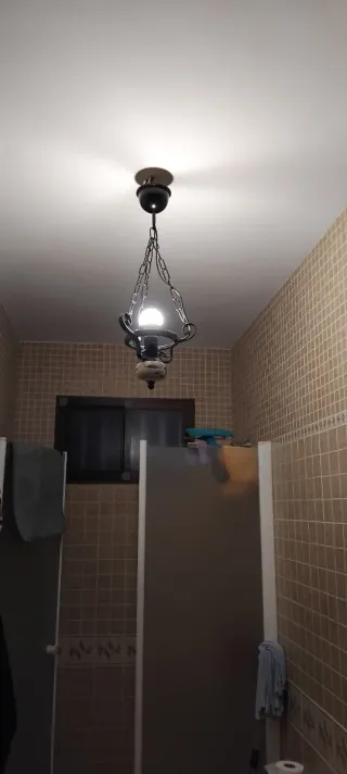 Lámpara colgante de metal y cristal