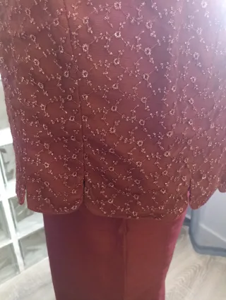Traje de fiesta burdeos y rojo