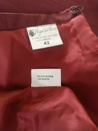 Traje de fiesta burdeos y rojo