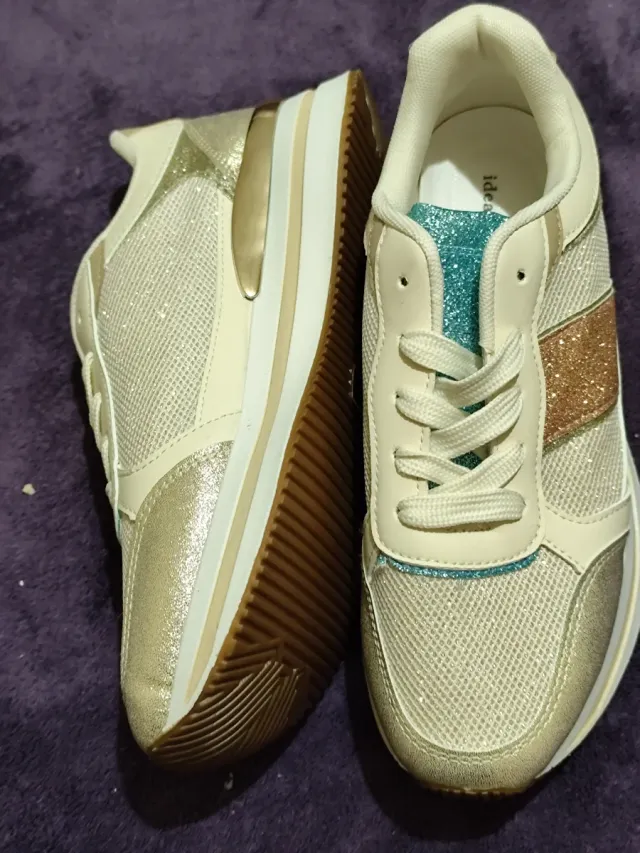 Zapatillas deportivas beige y doradas