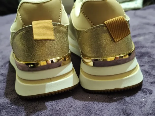 Zapatillas deportivas beige y doradas