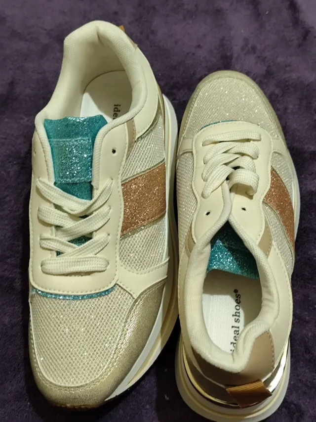 Zapatillas deportivas beige y doradas