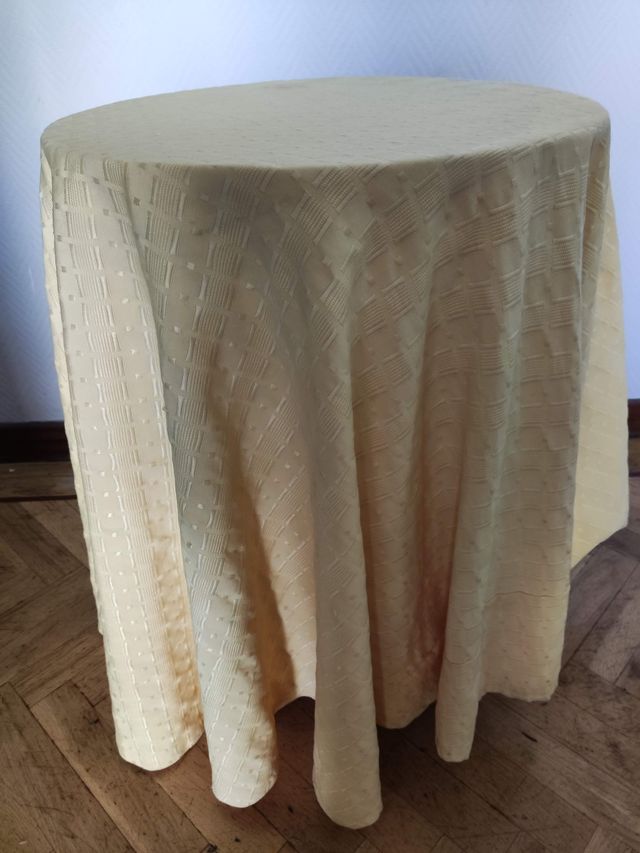 Mesa camilla redonda con faldas