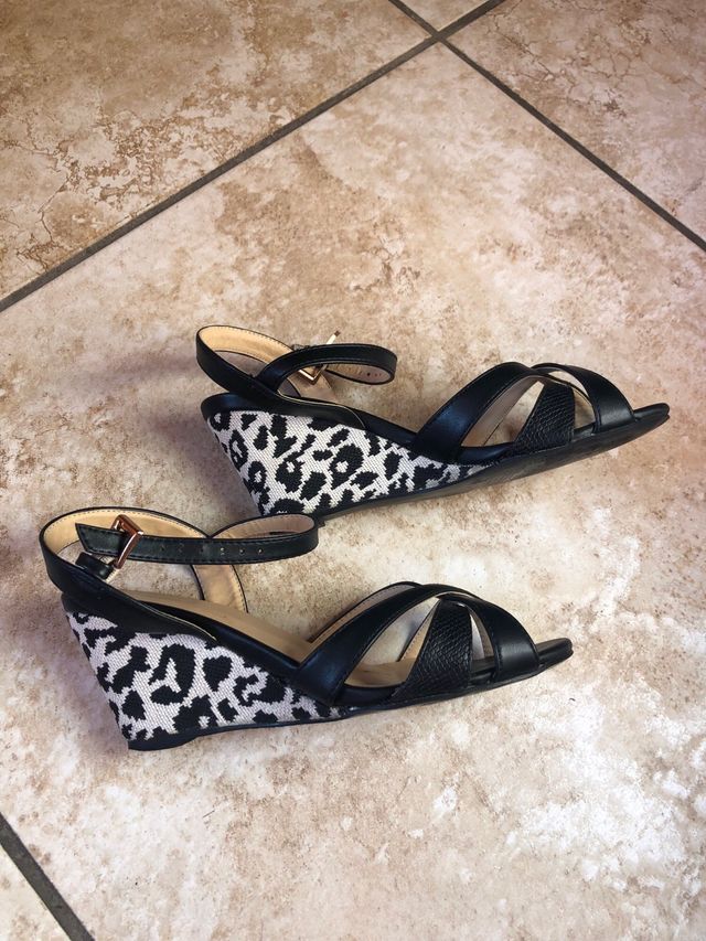 Sandali con zeppa leopardata