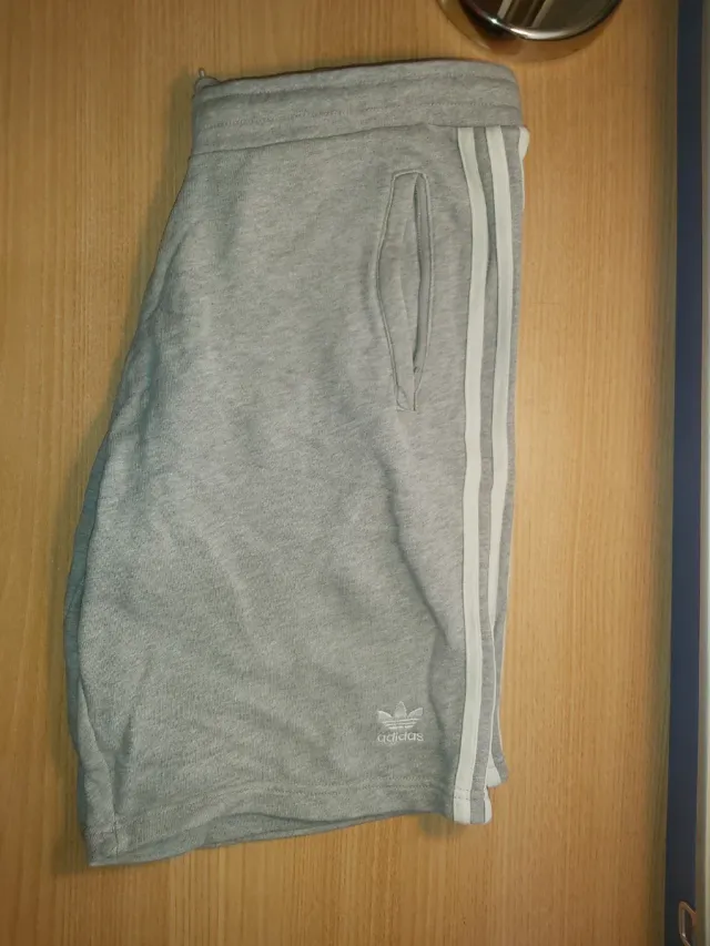 Pantalón corto Adidas gris
