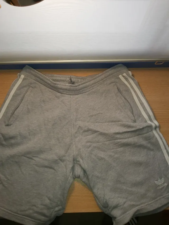 Pantalón corto Adidas gris