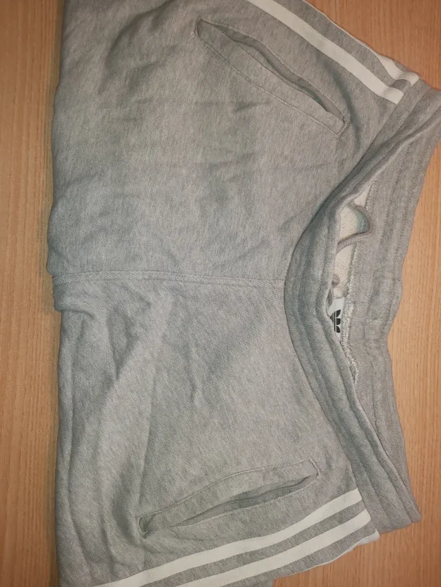 Pantalón corto Adidas gris