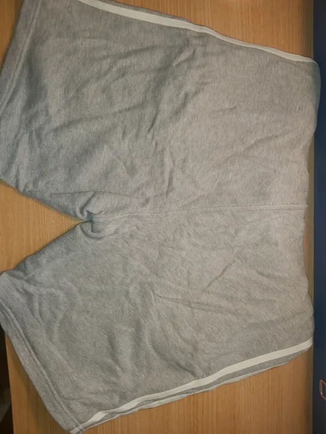 Pantalón corto Adidas gris