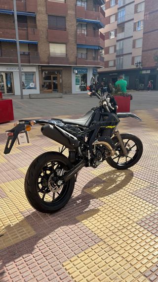 Rieju MRT 50 negra-amarilla