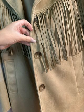 Chaqueta efecto ante Rita Ora flecos XS