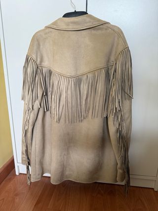 Chaqueta efecto ante Rita Ora flecos XS