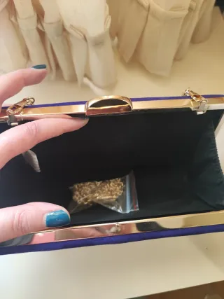 Bolso de fiesta morado con detalles dorados