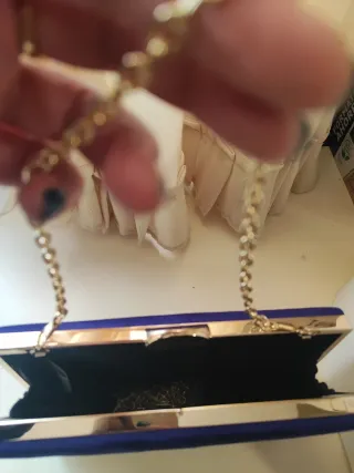 Bolso de fiesta morado con detalles dorados