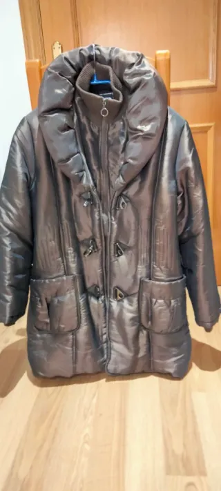 Anorak marrón con cremallera y abrochadura, rellen