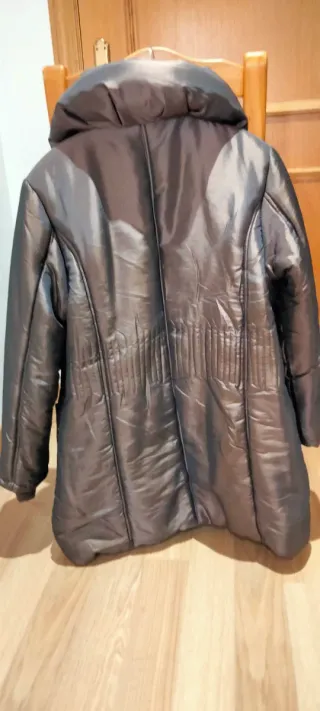 Anorak marrón con cremallera y abrochadura, rellen