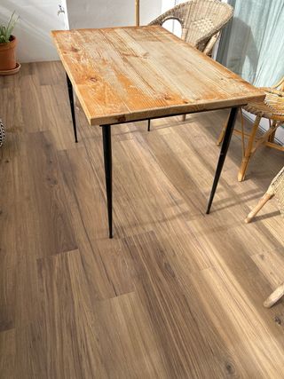 Mesa de madera y metal