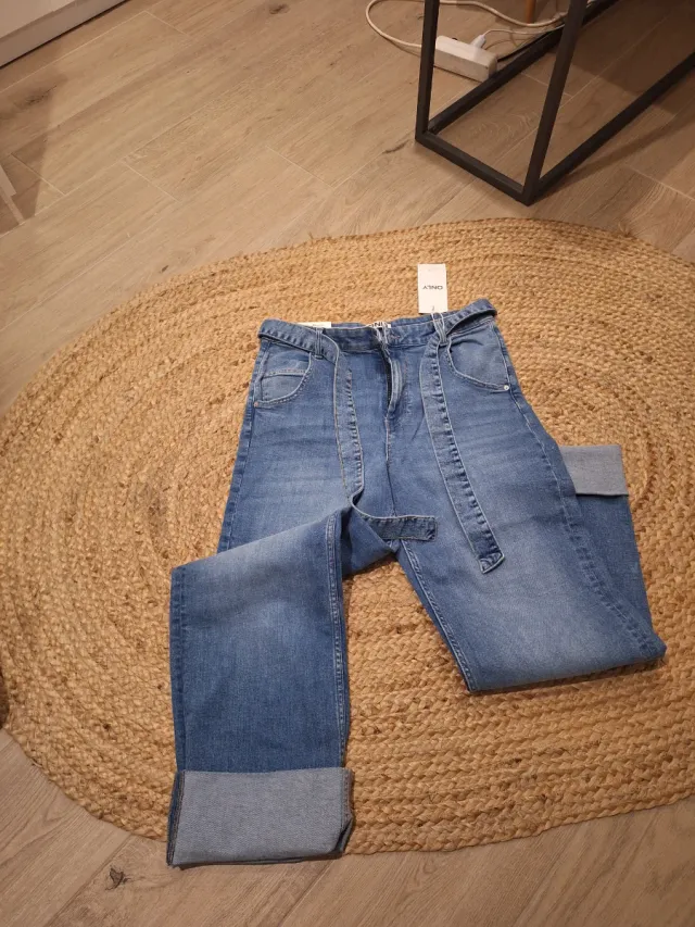 Pantalón Only azul con cinturón