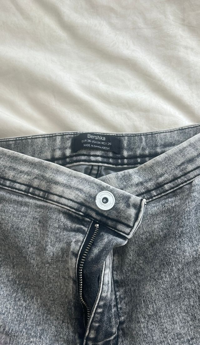 Vaqueros grises Bershka