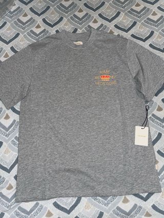 T-shirt Aimé Leon Dore Cinza, com design icônico