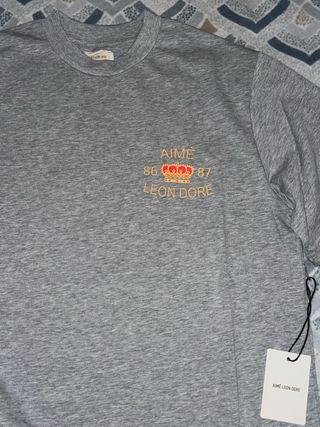 T-shirt Aimé Leon Dore Cinza, com design icônico