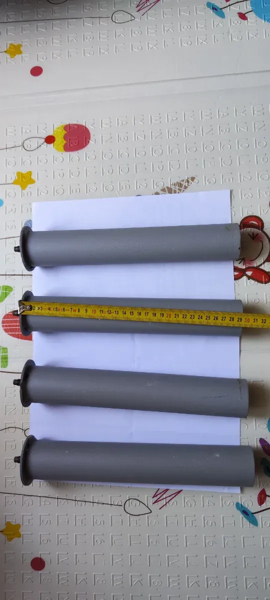 Patas de cama grises de hierro