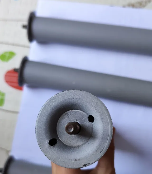 Patas de cama grises de hierro