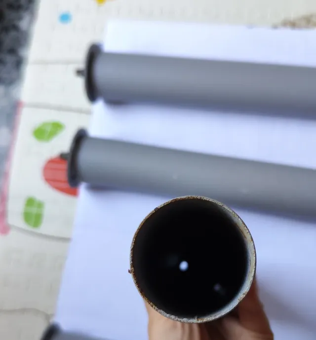 Patas de cama grises de hierro