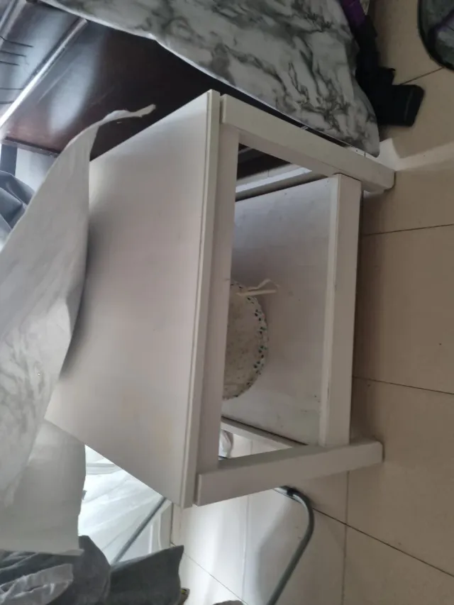 Mesa auxiliar de salón madera blanca