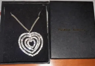 Collana con ciondolo a cuore di strass, nuova.