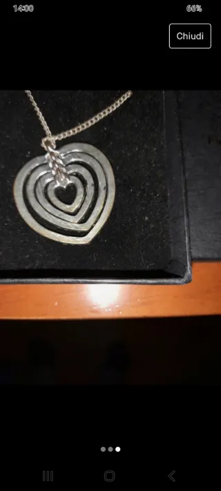 Collana con ciondolo a cuore di strass, nuova.