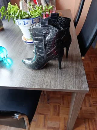 Botines tacón piel efecto cocodrilo Talla 38