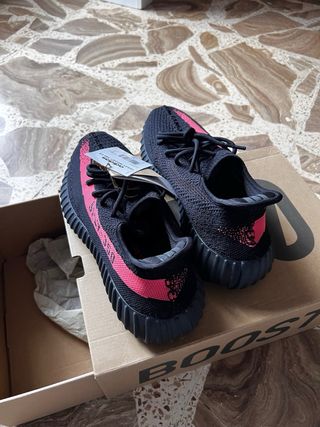 Adidas Yeezy Boost 350 V2 Talla 43 Negro/Rojo