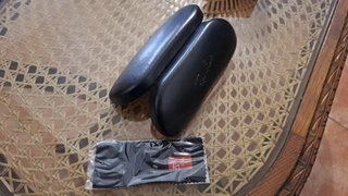 Caixa de óculos Ray-Ban preta semi-nova
