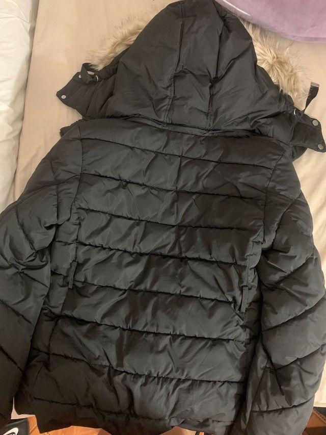 Abrigo acolchado negro con capucha