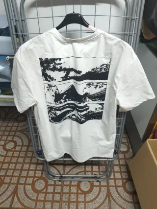 Camiseta blanca con estampado